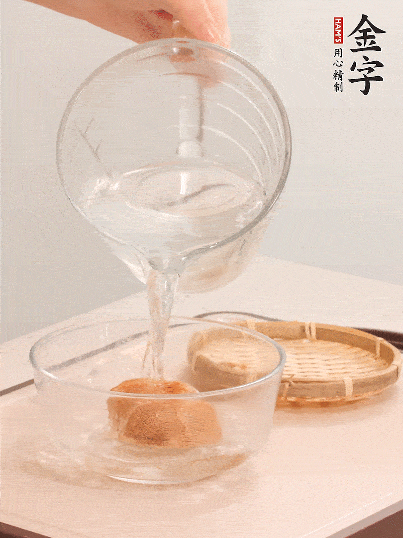 猴頭菇至少泡發(fā)半小時(shí)，將浸泡后的黃水?dāng)D干；