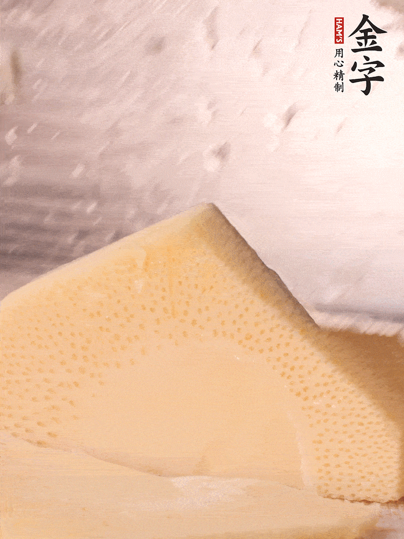 冬筍處理干凈，切滾刀塊，開水焯燙去除澀味