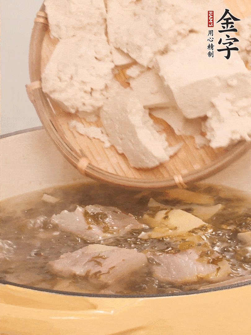 往鍋里加入一倍的水，加豆腐