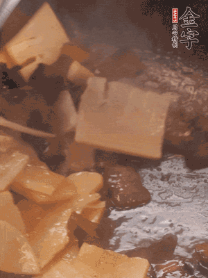 熱油起鍋，下醬油肉煸炒出香味