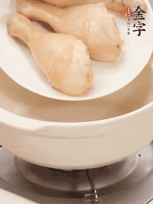 雞腿、火腿、干貝、蒜頭放入砂鍋內(nèi)燉1小時(shí)