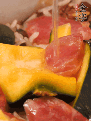 倒入溫開(kāi)水，水量高出米面一個(gè)指節(jié)。