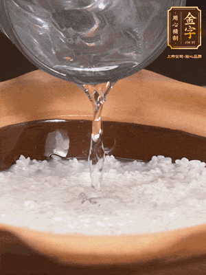 砂鍋底部刷一層油，加入大米和開水，水高1cm,大火燒開后轉(zhuǎn)中火煲5分鐘，到水微收干