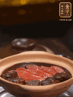 鋪上臘腸和排骨，鍋邊淋一圈油，小火煲10分鐘