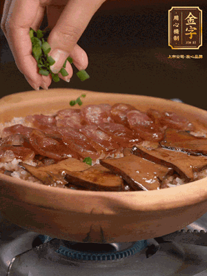 最后鋪上牛肝菌，爭(zhēng)分奪秒地倒上醬汁，撒點(diǎn)小蔥花