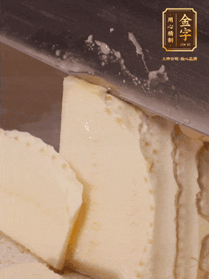 冬筍去殼切片，水開(kāi)后煮2分鐘焯水
