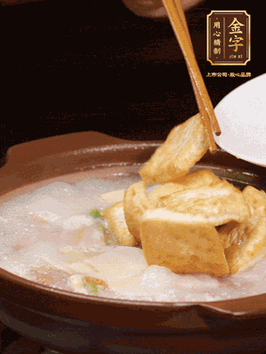 倒入開(kāi)水大火煮開(kāi)，轉(zhuǎn)中小火放咸肉，放一點(diǎn)點(diǎn)糖、味精慢燉10分鐘
