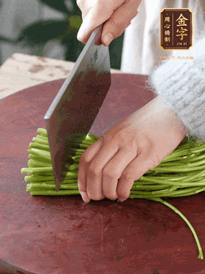正嫩的藜蒿，掐頭去除根部，切小段