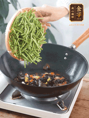 熱油煸香蒜末、姜粒、小米辣，再下臘肉煸炒出香味