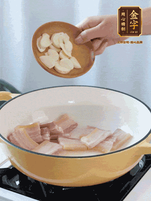 熱油下咸肉煸出香味，加蒜片、毛豆翻炒均勻