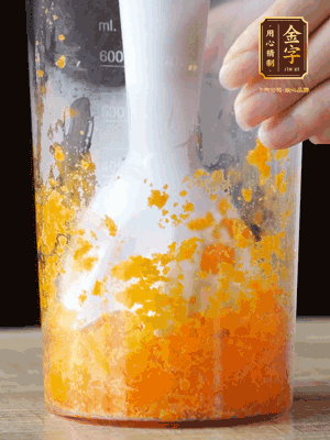 加玉米油、水怡、水揉搓成細(xì)膩的面團(tuán)。松弛半小時后，分成37g一個