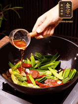 下蒜苗炒軟，沿鍋邊烹入一勺料酒，加醬油、蠔油、白糖調(diào)味炒勻